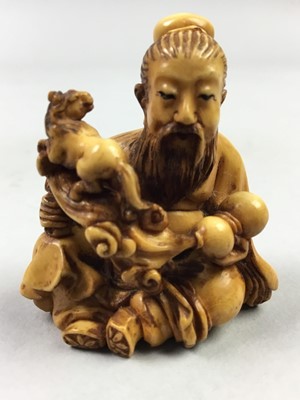 Lot 333 - A JAPANESE IVORY NETSUKE