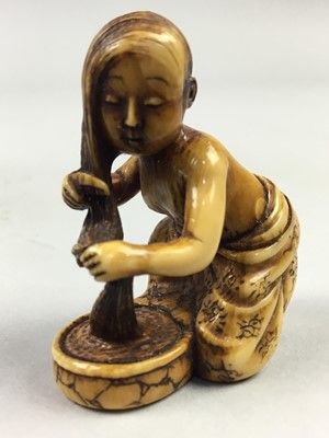 Lot 334 - A JAPANESE IVORY NETSUKE