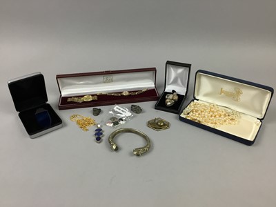 Lot 426 - A LOT OF COSTUME JEWELLERY AND WATCHES