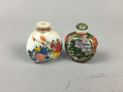 Lot 320 - A LOT OF FOUR CHINESE SNUFF BOTTLES