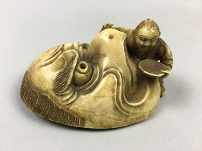 Lot 346 - A JAPANESE IVORY NETSUKE