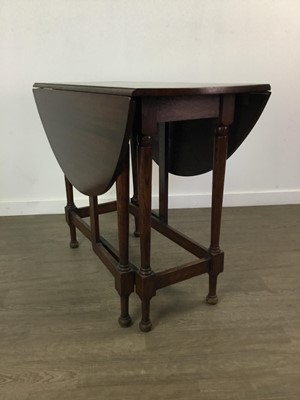 Lot 414 - AN OAK GATE LEG TABLE