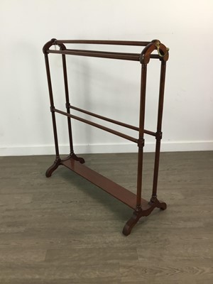 Lot 419 - A MAHOGANY TOWEL RAIL