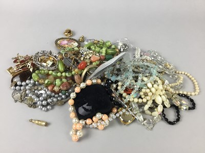 Lot 103 - A GROUP OF COSTUME JEWELLERY