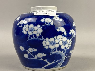 Lot 92 - AN EARLY 20TH CENTURY CHINESE PRUNUS GINGER JAR AND OTHER BLUE AND WHITE CERAMICS