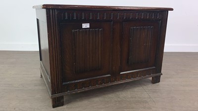 Lot 231 - A 20TH CENTURY OAK BLANKET CHEST