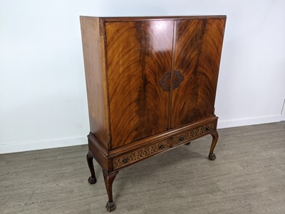 Lot 236 - AN EARLY 20TH CENTURY MAHOGANY TWO DOOR SIDE CABINET