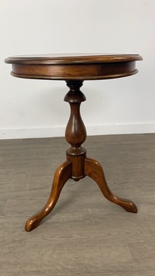 Lot 217 - A MAHOGANY CIRCULAR TABLE