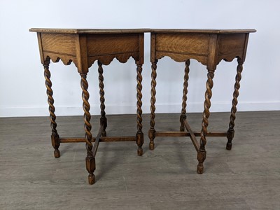 Lot 256 - A PAIR OF EARLY 20TH CENTURY OAK OCCASIONAL TABLES