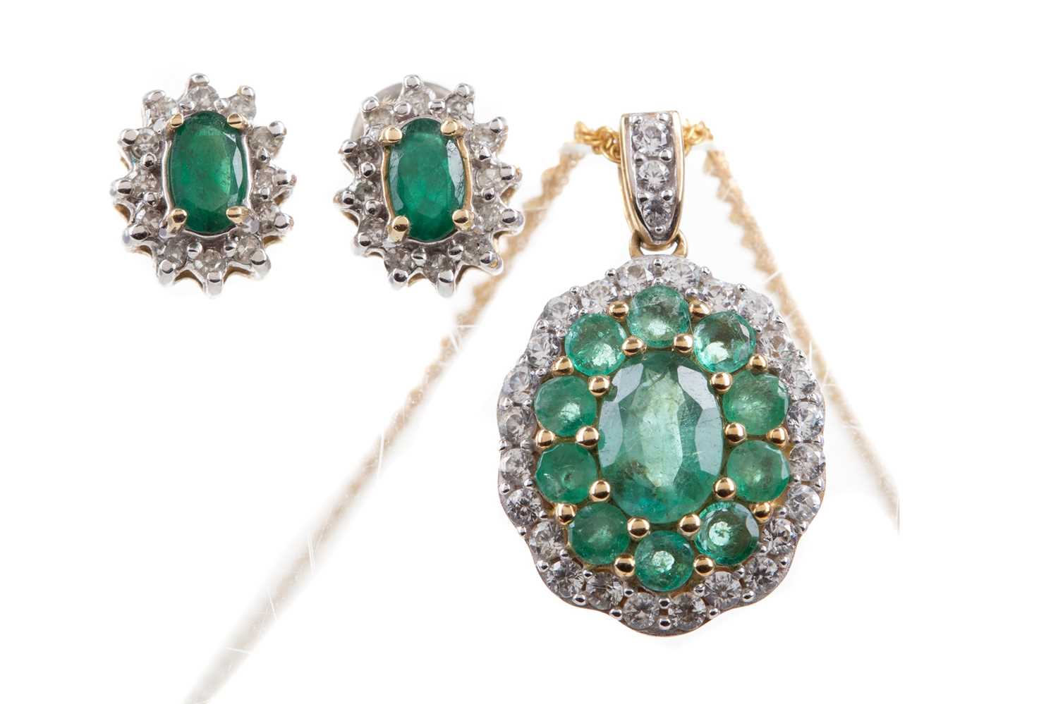 Lot 545 - AN EMERALD PENDANT AND PAIR OF EARRINGS