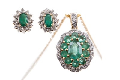 Lot 545 - AN EMERALD PENDANT AND PAIR OF EARRINGS