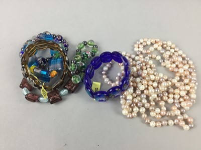 Lot 50 - A COLLECTION OF COSTUME JEWELLERY