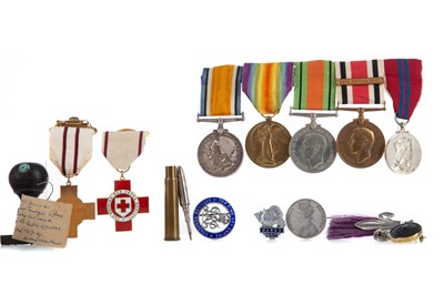 Lot 56 - A GROUP OF WAR MEDALS, BADGES, TOKENS AND SILK POSTCARDS
