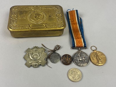 Lot 136 - A SET OF THREE FIRST WORLD WAR CAMPAIGN MEDALS, OTHER BADGES AND A CHRISTMAS TIN