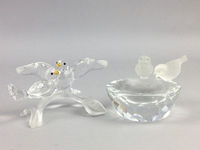 Lot 148 - A SWAROVSKI MODEL OF TWO TURTLE DOVES AND A DISH WITH PERCHED BIRDS