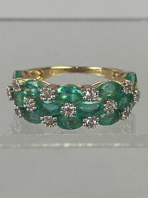 Lot 134 - AN EMERALD AND WHITE SAPPHIRE RING