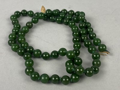 Lot 135 - A GREEN HARDSTONE BEADED NECKLACE, A HOLBEIN AND A RING
