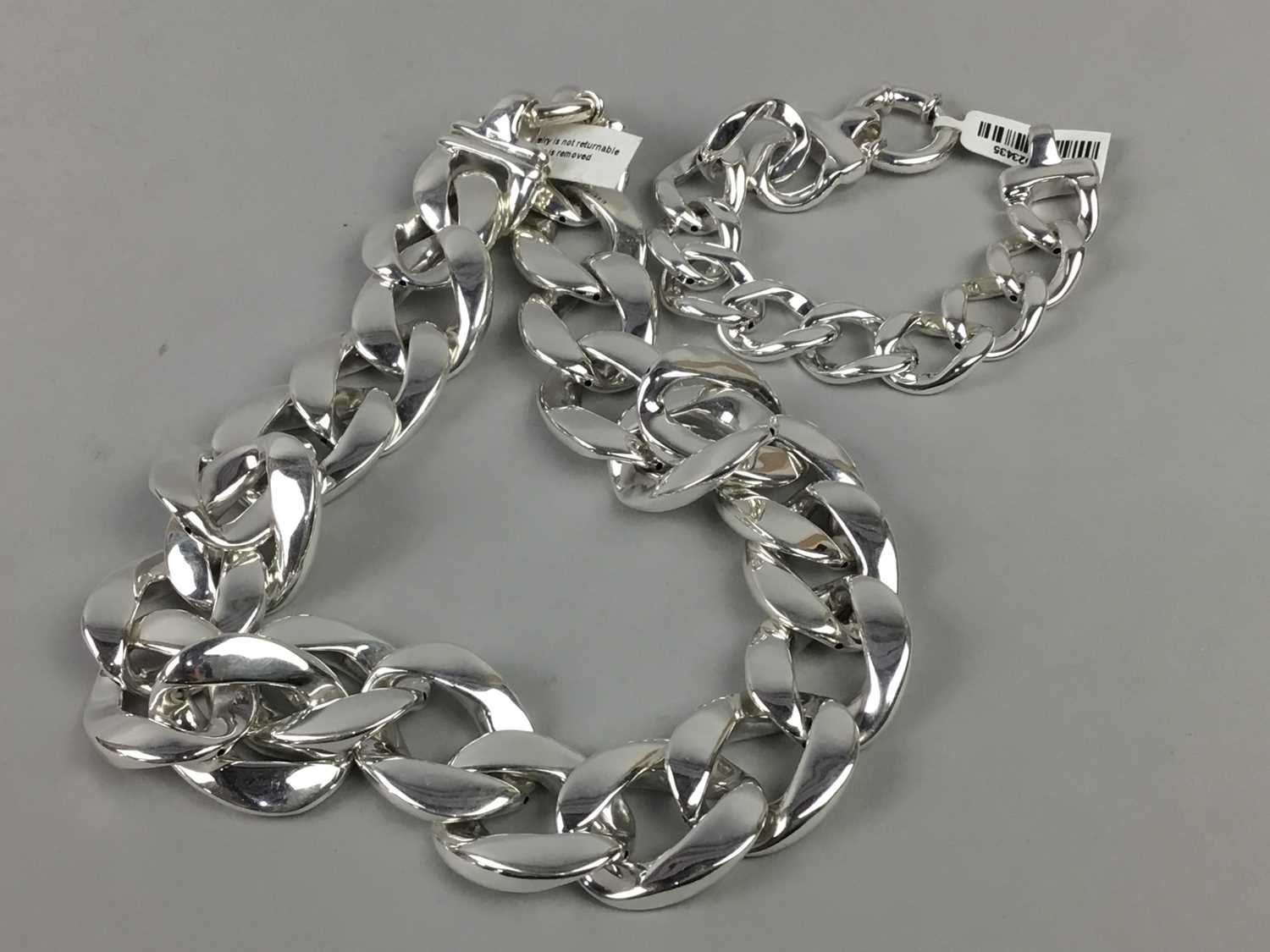 Lot 7 - A SILVER CURB LINK CHAIN AND BRACELET