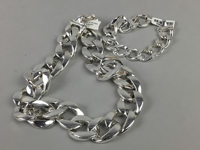 Lot 7 - A SILVER CURB LINK CHAIN AND BRACELET