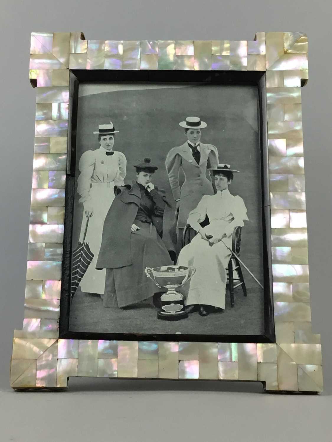 Lot 31 - AN EARLY 20TH CENTURY MOTHER OF PEARL PHOTOGRAPH FRAME