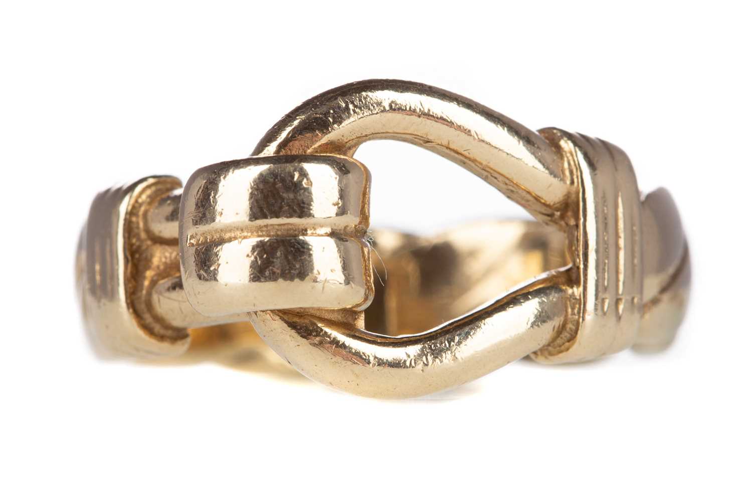 Lot 424 - A GOLD BUCKLE RING