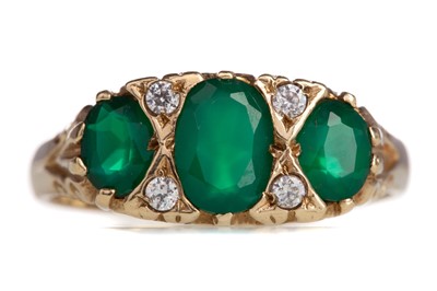 Lot 425 - AN EMERALD AND DIAMOND RING