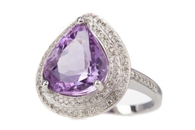 Lot 430 - AN AMETHYST AND DIAMOND RING