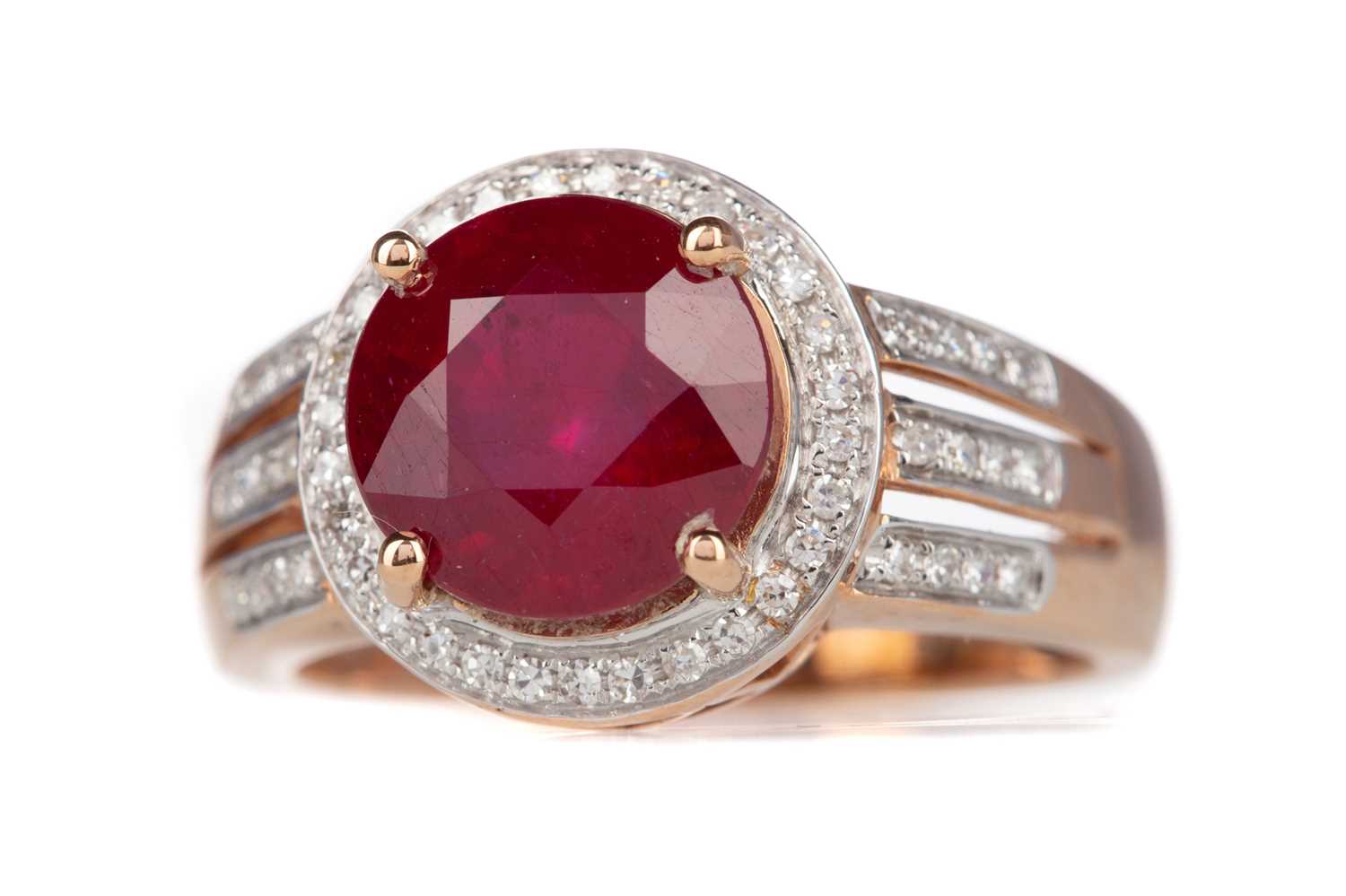 Lot 435 - A RED GEM SET AND DIAMOND RING
