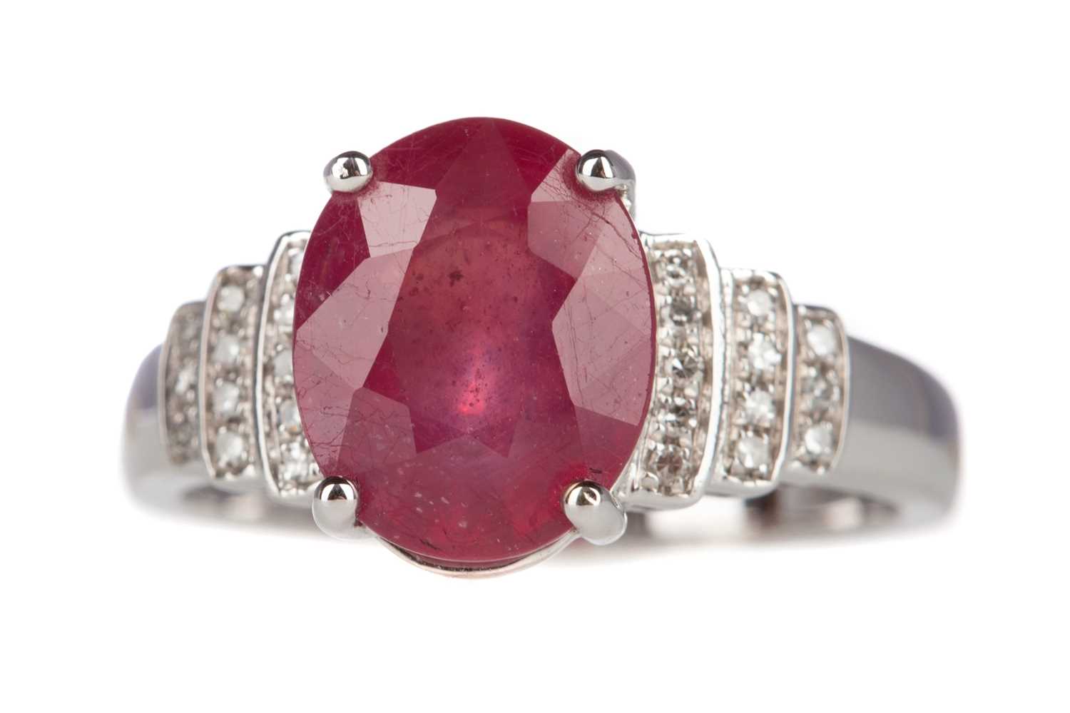 Lot 440 - A RED GEM SET AND DIAMOND RING