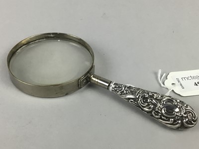 Lot 45 - AN EDWARDIAN SILVER HANDLED MAGNIFYING GLASS