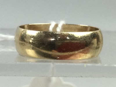 Lot 295 - A NINE CARAT GOLD WEDDING RING