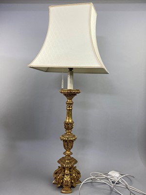 Lot 260 - A REPRODUCTION GILTWOOD TABLE LAMP AND THREE OTHER TABLE LAMPS