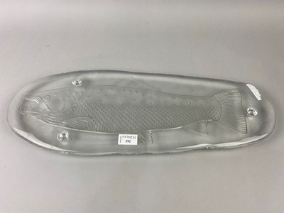 Lot 392 - A GLASS SERVING DISH