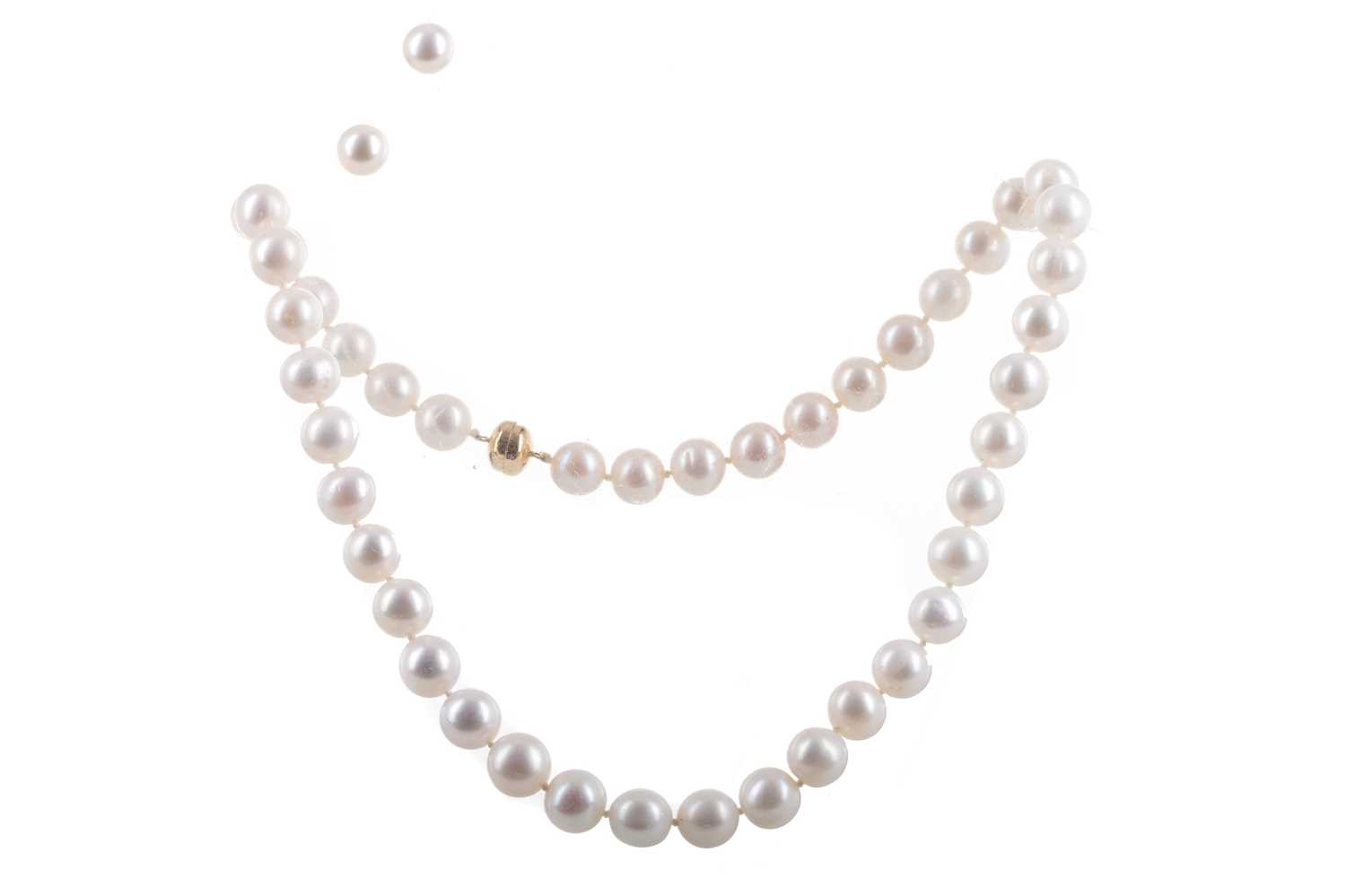 Lot 462 - A PEARL NECKLACE AND PAIR OF EARRINGS