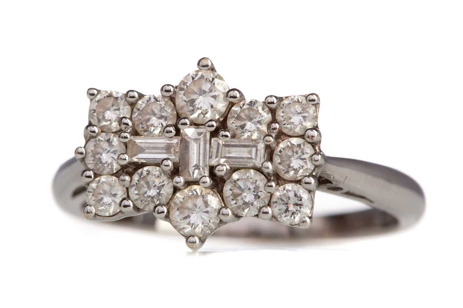 Lot 464 - A DIAMOND CLUSTER RING