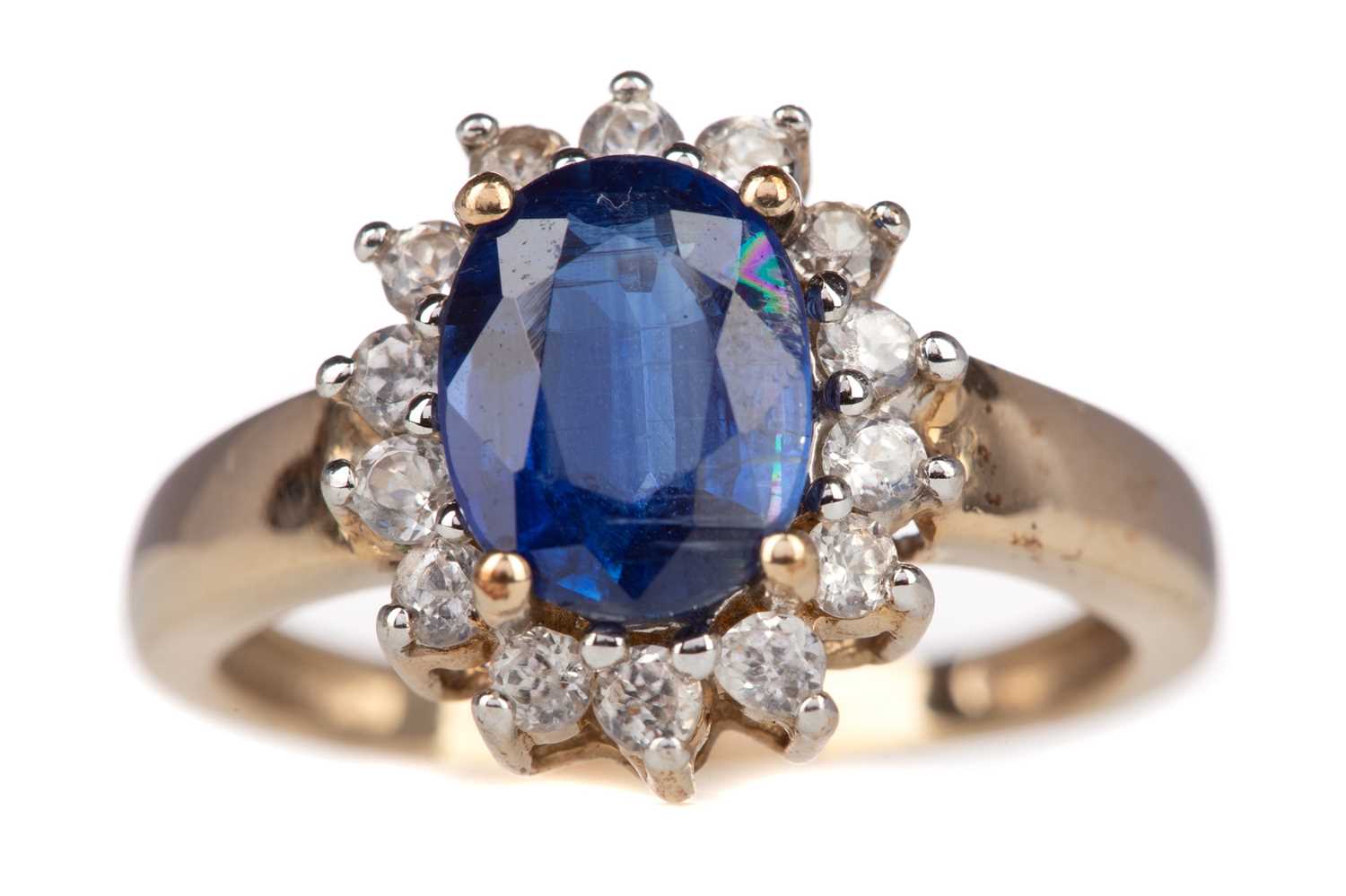 Lot 465 - A SAPPHIRE CLUSTER RING