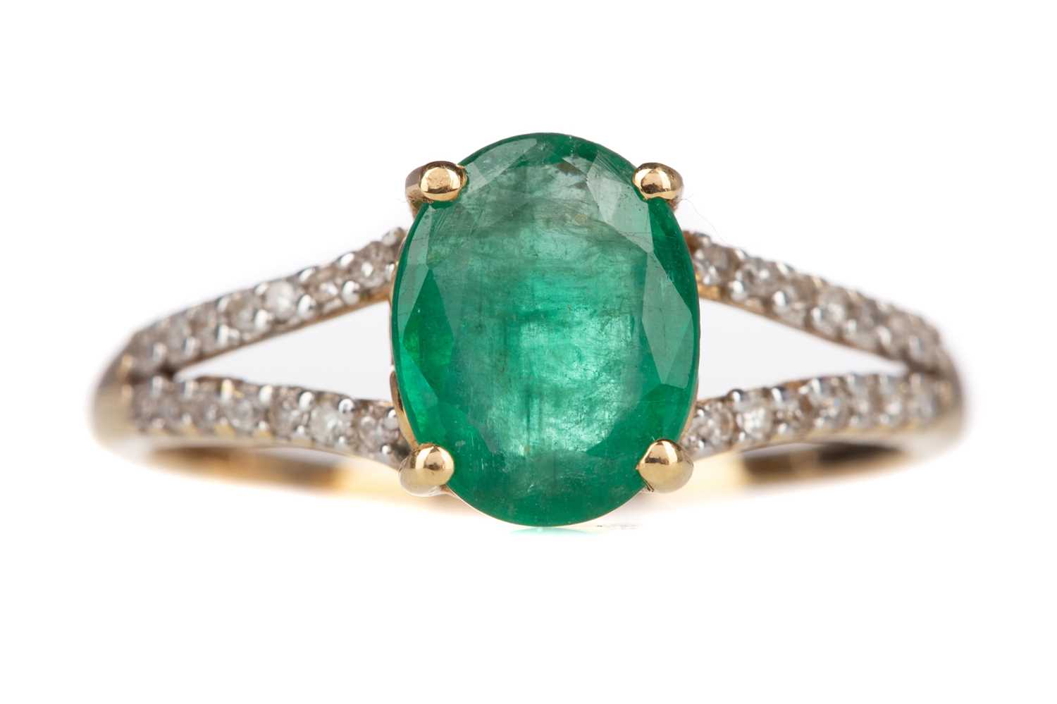 Lot 468 - AN EMERALD AND DIAMOND RING