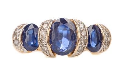 Lot 1175 - A SAPPHIRE AND DIAMOND RING