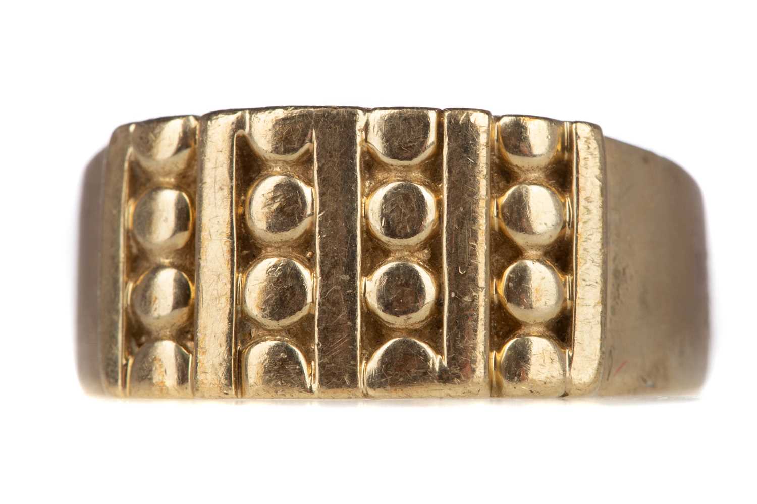 Lot 475 - A GOLD RING