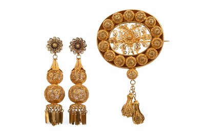 Lot 483 - A FINE INDIAN GOLD BROOCH AND EARRINGS SET IN IVORY CASE