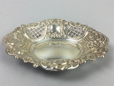 Lot 66 - A GROUP OF SILVER ITEMS INCLUDING A PIN DISH, BRUSH AND TWO ASH TRAYS