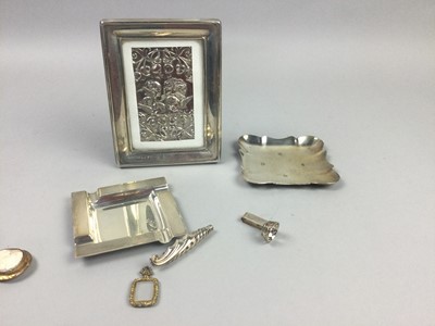 Lot 66 - A GROUP OF SILVER ITEMS INCLUDING A PIN DISH, BRUSH AND TWO ASH TRAYS