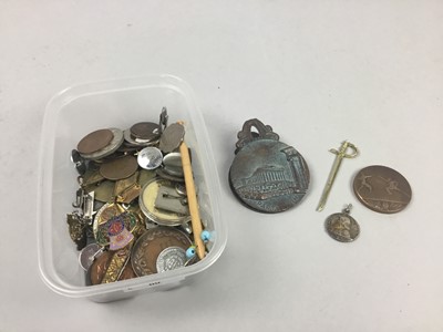 Lot 60 - A GROUP OF COLLECTOR'S ITEMS INCLUDING MEDALS, BADGES AND SEALS
