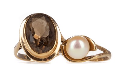 Lot 481 - A FAUX PEARL RING AND A SMOKY QUARTZ RING