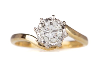 Lot 482 - A DIAMOND SOLITAIRE RING