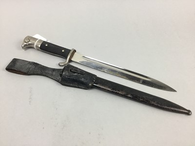 Lot 200 - A GERMAN BAYONET AND A DAGGER