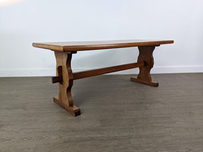 Lot 207 - AN OAK COFFEE TABLE