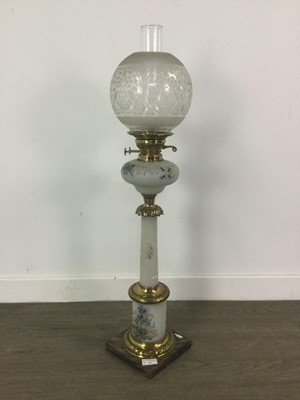 Lot 36 - A VICTORIAN FROSTED GLASS OIL LAMP