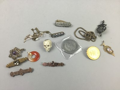 Lot 33 - A COLLECTION OF VICTORIAN AND LATER BROOCHES