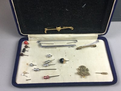 Lot 41 - A COLLECTION OF COSTUME JEWELLERY